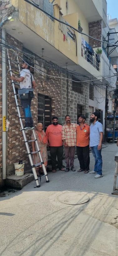 वार्ड नंबर 69 में महीने से बंद पड़ी स्ट्रीट लाइटों को करवाया गया ठीक ।