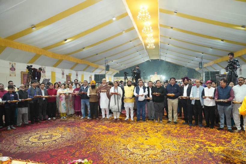 साध्वी सुश्री वैष्णवी भारती जी साध्वी जी ने प्रहलाद प्रसंग के माध्यम से भक्त और भगवान के संबंध का मार्मिक चित्रण किया ।