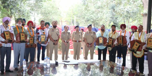 कमिश्नरेट पुलिस जालंधर ने 15 सेवानिवृत्त पुलिस अधिकारियों को दी विदाई। कमिश्नरेट पुलिस जालंधर ने 15 सेवानिवृत्त पुलिस अधिकारियों को दी विदाई।